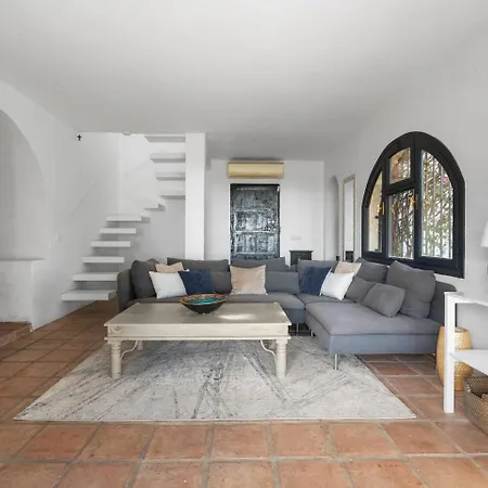 Scenic Near With Private Pool Holiday home *